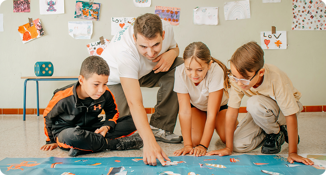 Animateur et enfants jouant à un jeu éducatif