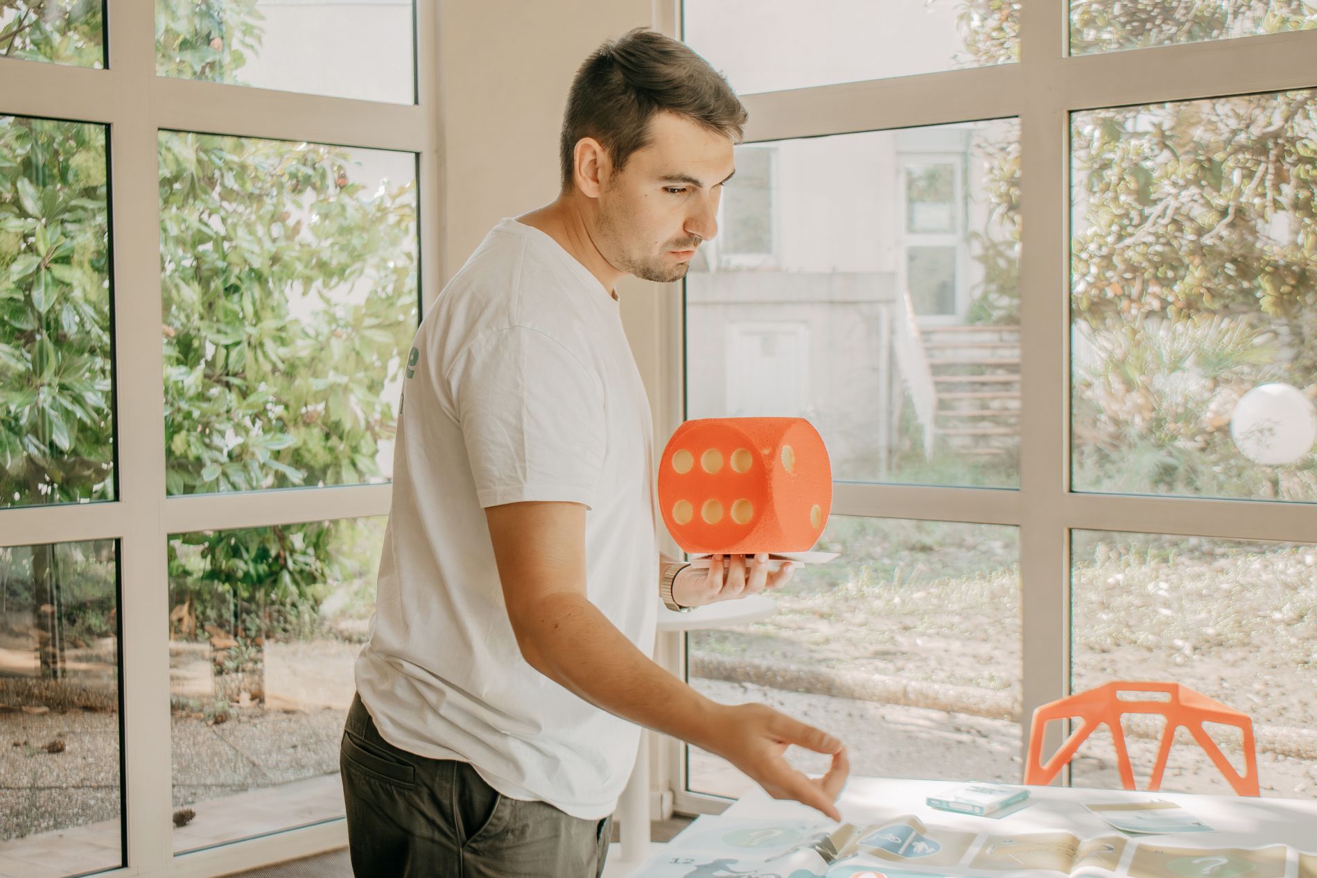 Animateur avec un dé géant