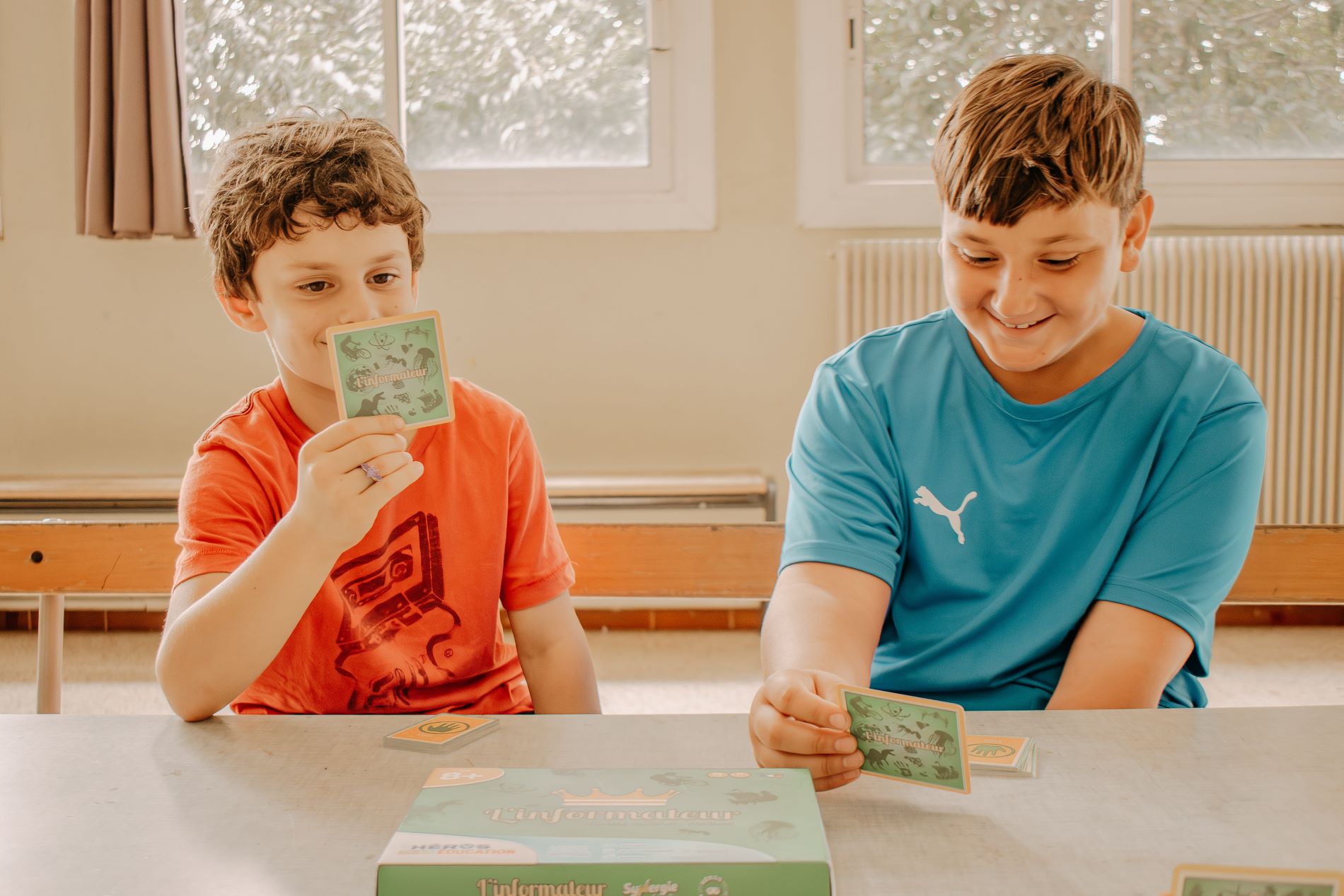 Enfants jouant à l'informateur