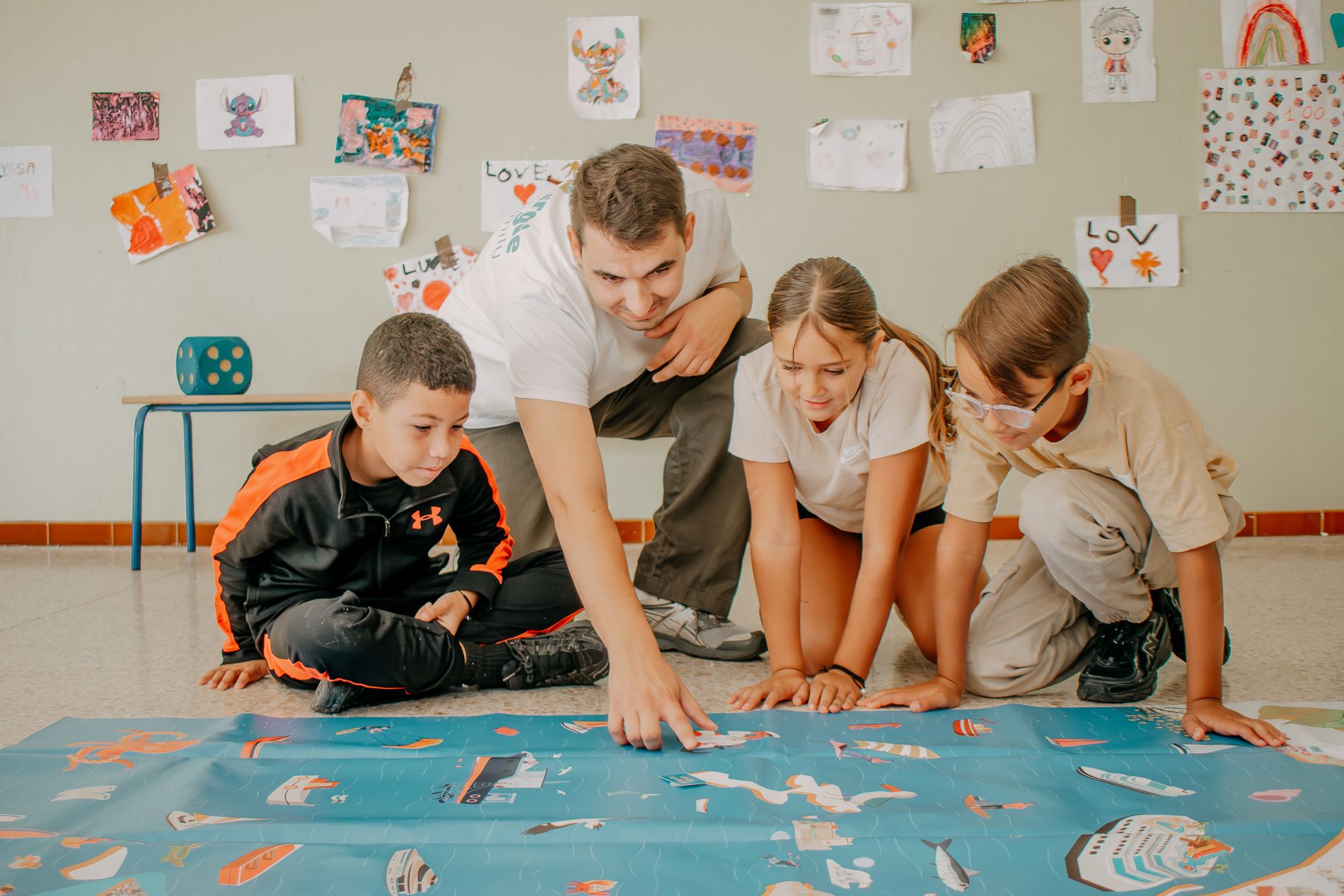 enfant jouant devant la carte Ville et une Merveilles